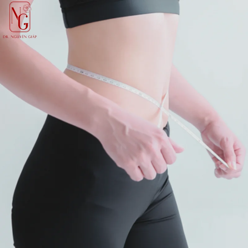 mot nguoi phu nu do vong eo