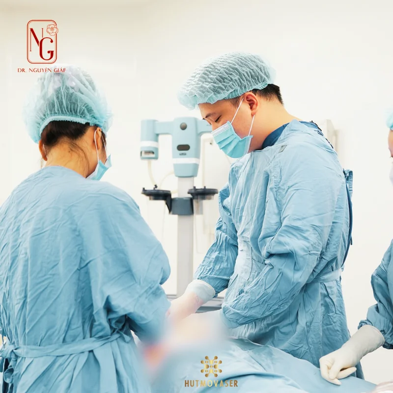 bac si chuyen khoa thuc hien hut mo cong nghe vaser