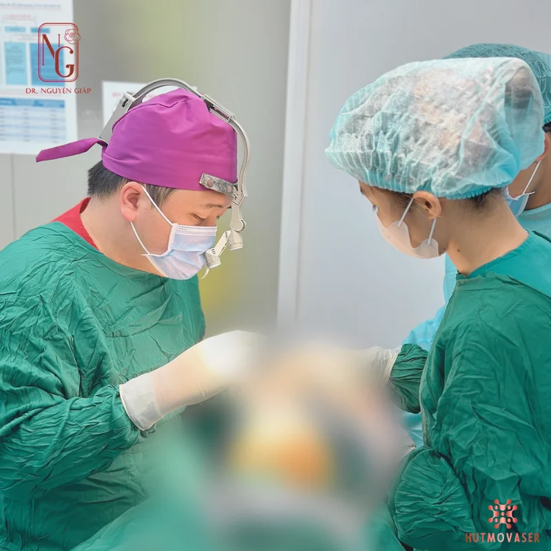 bac si thuc hien hut mo bung an toan